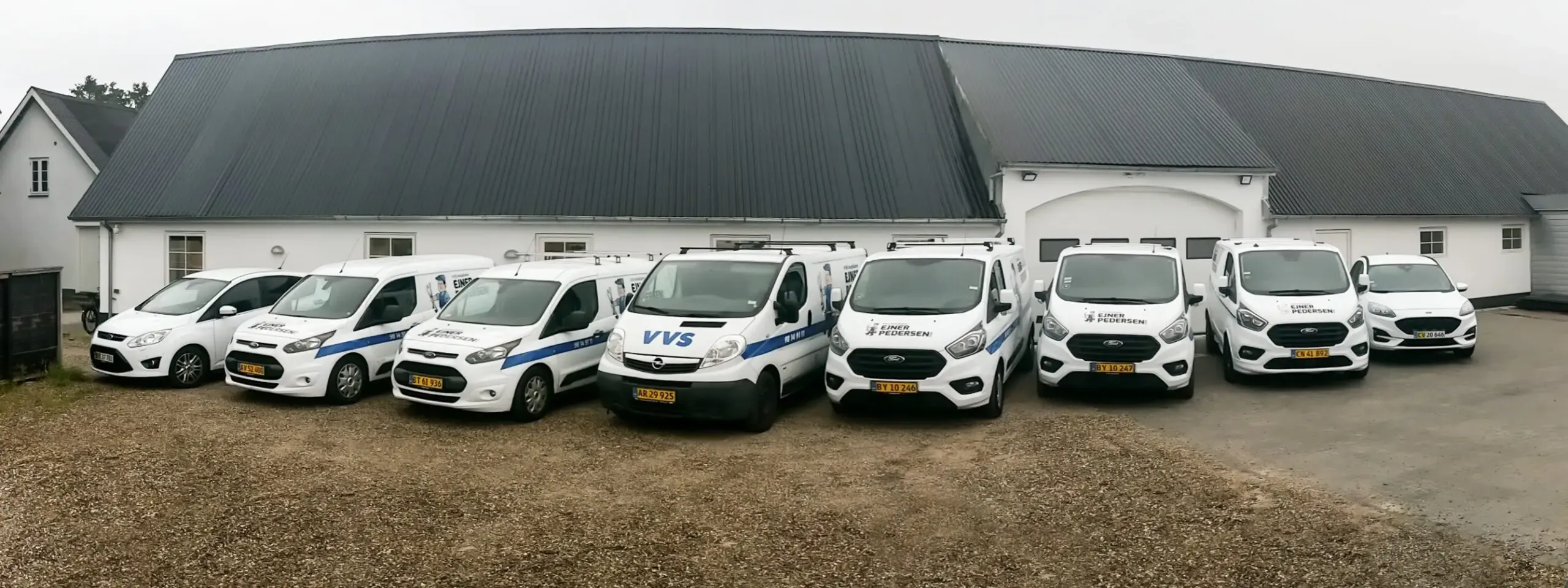 Ejner Pedersen VVS' servicebiler foran firmaet